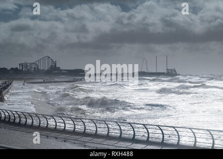 Blackpool, Lancashire, UK. 10 Mär, 2019. Wetter news. Stürme und Hugh wellen Teig der Küstenlinie in Blackpool heute. Die Temperatur kalt mit einer schweren Wind chill für diejenigen, die zu Fuß zu diesem Nachmittag. © Gary Telford/Alamy live news Credit: Gary Telford/Alamy leben Nachrichten Stockfoto