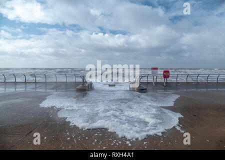 Blackpool, Lancashire, UK. 10 Mär, 2019. Wetter news. Stürme und Hugh wellen Teig der Küstenlinie in Blackpool heute. Die Temperatur kalt mit einer schweren Wind chill für diejenigen, die zu Fuß zu diesem Nachmittag. © Gary Telford/Alamy live news Credit: Gary Telford/Alamy leben Nachrichten Stockfoto