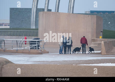 Blackpool, Lancashire, UK. 10 Mär, 2019. Wetter news. Stürme und Hugh wellen Teig der Küstenlinie in Blackpool heute. Die Temperatur kalt mit einer schweren Wind chill für diejenigen, die zu Fuß zu diesem Nachmittag. © Gary Telford/Alamy live news Credit: Gary Telford/Alamy leben Nachrichten Stockfoto