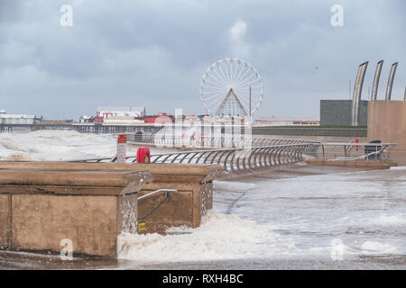 Blackpool, Lancashire, UK. 10 Mär, 2019. Wetter news. Stürme und Hugh wellen Teig der Küstenlinie in Blackpool heute. Die Temperatur kalt mit einer schweren Wind chill für diejenigen, die zu Fuß zu diesem Nachmittag. © Gary Telford/Alamy live news Credit: Gary Telford/Alamy leben Nachrichten Stockfoto