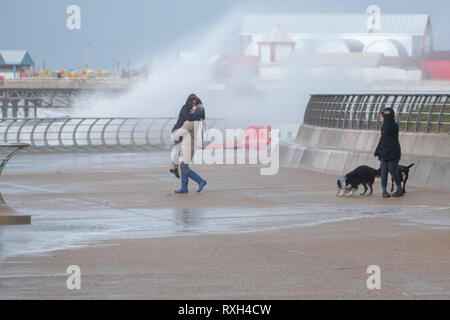 Blackpool, Lancashire, UK. 10 Mär, 2019. Wetter news. Stürme und Hugh wellen Teig der Küstenlinie in Blackpool heute. Die Temperatur kalt mit einer schweren Wind chill für diejenigen, die zu Fuß zu diesem Nachmittag. © Gary Telford/Alamy live news Credit: Gary Telford/Alamy leben Nachrichten Stockfoto