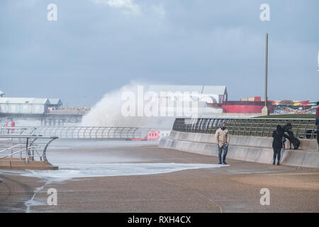 Blackpool, Lancashire, UK. 10 Mär, 2019. Wetter news. Stürme und Hugh wellen Teig der Küstenlinie in Blackpool heute. Die Temperatur kalt mit einer schweren Wind chill für diejenigen, die zu Fuß zu diesem Nachmittag. © Gary Telford/Alamy live news Credit: Gary Telford/Alamy leben Nachrichten Stockfoto