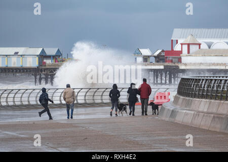 Blackpool, Lancashire, UK. 10 Mär, 2019. Wetter news. Stürme und Hugh wellen Teig der Küstenlinie in Blackpool heute. Die Temperatur kalt mit einer schweren Wind chill für diejenigen, die zu Fuß zu diesem Nachmittag. © Gary Telford/Alamy live news Credit: Gary Telford/Alamy leben Nachrichten Stockfoto