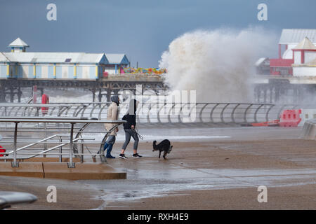 Blackpool, Lancashire, UK. 10 Mär, 2019. Wetter news. Stürme und Hugh wellen Teig der Küstenlinie in Blackpool heute. Die Temperatur kalt mit einer schweren Wind chill für diejenigen, die zu Fuß zu diesem Nachmittag. © Gary Telford/Alamy live news Credit: Gary Telford/Alamy leben Nachrichten Stockfoto