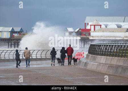 Blackpool, Lancashire, UK. 10 Mär, 2019. Wetter news. Stürme und Hugh wellen Teig der Küstenlinie in Blackpool heute. Die Temperatur kalt mit einer schweren Wind chill für diejenigen, die zu Fuß zu diesem Nachmittag. © Gary Telford/Alamy live news Credit: Gary Telford/Alamy leben Nachrichten Stockfoto