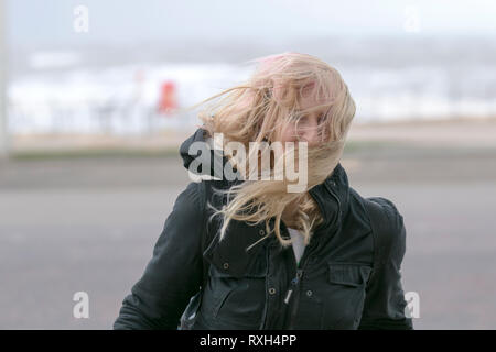 Blackpool, Lancashire. 10. März, 2019. Strong gale force Winde an der Küste. Credit: MWI/AlamyLiveNews. Stockfoto