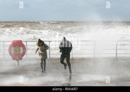 Blackpool, Lancashire. 10. März, 2019. Strong gale force Winde an der Küste. Credit: MWI/AlamyLiveNews. Stockfoto