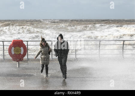 Blackpool, Lancashire. 10. März, 2019. Strong gale force Winde an der Küste. Credit: MWI/AlamyLiveNews. Stockfoto
