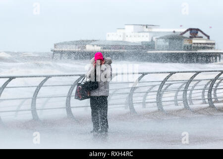 Blackpool, Lancashire. 10. März, 2019. Strong gale force Winde an der Küste. Credit: MWI/AlamyLiveNews. Stockfoto