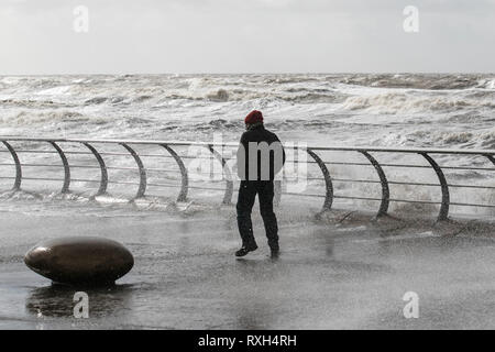 Blackpool, Lancashire. 10. März, 2019. Strong gale force Winde an der Küste. Credit: MWI/AlamyLiveNews. Stockfoto