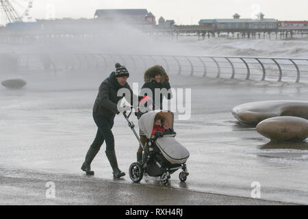 Blackpool, Lancashire. 10. März, 2019. Strong gale force Winde an der Küste. Credit: MWI/AlamyLiveNews. Stockfoto