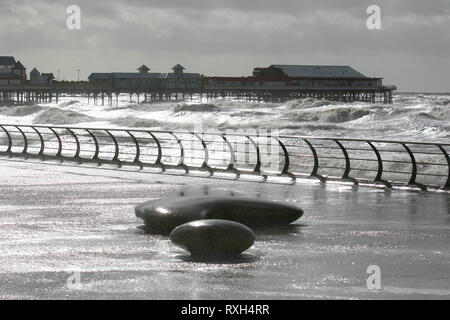 Blackpool, Lancashire. 10. März, 2019. Strong gale force Winde an der Küste. Credit: MWI/AlamyLiveNews. Stockfoto