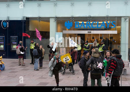 Cardiff, Wales, UK. 10. Mär 2019. Aussterben Rebellion März Oberflächen jenseits von Barclays. Das Aussterben Rebellion ist eine internationale soziale Bewegung, die darauf abzielt, einen radikalen Wandel durch gewaltfreien Widerstand zu fahren. März dieses Jahres fand in Cardiff statt Schließung die Castle Street. Der Protest war außerhalb Barclays Barclays Investitionen in fossile Brennstoffe zu markieren. © JaiAshton Credit: Jai Ashton/Alamy leben Nachrichten Stockfoto