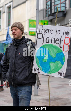 Cardiff, Wales, UK. 10. Mär 2019. Aussterben Rebellion März Oberflächen jenseits von Barclays. Das Aussterben Rebellion ist eine internationale soziale Bewegung, die darauf abzielt, einen radikalen Wandel durch gewaltfreien Widerstand zu fahren. März dieses Jahres fand in Cardiff statt Schließung die Castle Street. Der Protest war außerhalb Barclays Barclays Investitionen in fossile Brennstoffe zu markieren. © JaiAshton Credit: Jai Ashton/Alamy leben Nachrichten Stockfoto