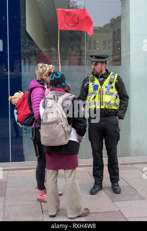 Cardiff, Wales, UK. 10. Mär 2019. Aussterben Rebellion März Oberflächen jenseits von Barclays. Das Aussterben Rebellion ist eine internationale soziale Bewegung, die darauf abzielt, einen radikalen Wandel durch gewaltfreien Widerstand zu fahren. März dieses Jahres fand in Cardiff statt Schließung die Castle Street. Der Protest war außerhalb Barclays Barclays Investitionen in fossile Brennstoffe zu markieren. © JaiAshton Credit: Jai Ashton/Alamy leben Nachrichten Stockfoto