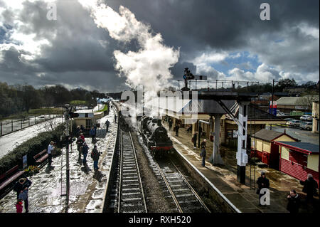 East Lancashire, UK. 10. Mär 2019. Die jährlichen East Lancashire Railway Feder Dampf Gala angezogen Stoßfänger Massen von Rail Enthusiasten aus allen Teilen des Landes. Die Veranstaltung mehr als ein halbes Dutzend Lokomotiven einschließlich einiger auf Darlehen für das Wochenende. Züge kommen auf der Plattform in der ramsbottom Station in Lancashire. Bild von Paul Heyes, Sonntag, den 10. März 2019. Credit: Paul Heyes/Alamy leben Nachrichten Stockfoto