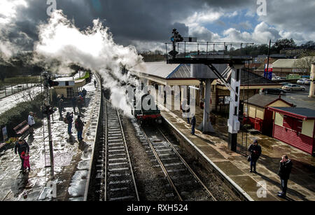 East Lancashire, UK. 10. Mär 2019. Die jährlichen East Lancashire Railway Feder Dampf Gala angezogen Stoßfänger Massen von Rail Enthusiasten aus allen Teilen des Landes. Die Veranstaltung mehr als ein halbes Dutzend Lokomotiven einschließlich einiger auf Darlehen für das Wochenende. Züge kommen auf der Plattform in der ramsbottom Station in Lancashire. Bild von Paul Heyes, Sonntag, den 10. März 2019. Credit: Paul Heyes/Alamy leben Nachrichten Stockfoto