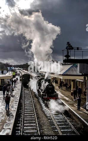 East Lancashire, UK. 10. Mär 2019. Die jährlichen East Lancashire Railway Feder Dampf Gala angezogen Stoßfänger Massen von Rail Enthusiasten aus allen Teilen des Landes. Die Veranstaltung mehr als ein halbes Dutzend Lokomotiven einschließlich einiger auf Darlehen für das Wochenende. Züge kommen auf der Plattform in der ramsbottom Station in Lancashire. Bild von Paul Heyes, Sonntag, den 10. März 2019. Credit: Paul Heyes/Alamy leben Nachrichten Stockfoto