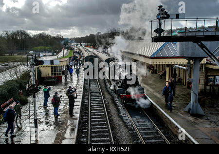 East Lancashire, UK. 10. Mär 2019. Die jährlichen East Lancashire Railway Feder Dampf Gala angezogen Stoßfänger Massen von Rail Enthusiasten aus allen Teilen des Landes. Die Veranstaltung mehr als ein halbes Dutzend Lokomotiven einschließlich einiger auf Darlehen für das Wochenende. Züge kommen auf der Plattform in der ramsbottom Station in Lancashire. Bild von Paul Heyes, Sonntag, den 10. März 2019. Credit: Paul Heyes/Alamy leben Nachrichten Stockfoto