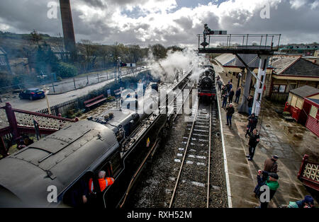 East Lancashire, UK. 10. Mär 2019. Die jährlichen East Lancashire Railway Feder Dampf Gala angezogen Stoßfänger Massen von Rail Enthusiasten aus allen Teilen des Landes. Die Veranstaltung mehr als ein halbes Dutzend Lokomotiven einschließlich einiger auf Darlehen für das Wochenende. Züge kommen auf der Plattform in der ramsbottom Station in Lancashire. Bild von Paul Heyes, Sonntag, den 10. März 2019. Credit: Paul Heyes/Alamy leben Nachrichten Stockfoto