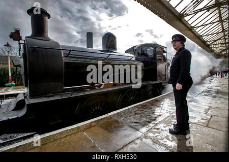 East Lancashire, UK. 10. Mär 2019. Die jährlichen East Lancashire Railway Feder Dampf Gala angezogen Stoßfänger Massen von Rail Enthusiasten aus allen Teilen des Landes. Die Veranstaltung mehr als ein halbes Dutzend Lokomotiven einschließlich einiger auf Darlehen für das Wochenende. Züge kommen auf der Plattform in der ramsbottom Station in Lancashire. Bild von Paul Heyes, Sonntag, den 10. März 2019. Credit: Paul Heyes/Alamy leben Nachrichten Stockfoto