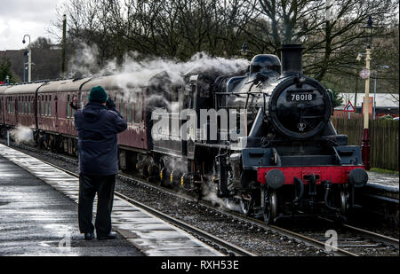 East Lancashire, UK. 10. Mär 2019. Die jährlichen East Lancashire Railway Feder Dampf Gala angezogen Stoßfänger Massen von Rail Enthusiasten aus allen Teilen des Landes. Die Veranstaltung mehr als ein halbes Dutzend Lokomotiven einschließlich einiger auf Darlehen für das Wochenende. Züge kommen auf der Plattform in der ramsbottom Station in Lancashire. Bild von Paul Heyes, Sonntag, den 10. März 2019. Credit: Paul Heyes/Alamy leben Nachrichten Stockfoto