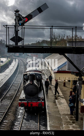 East Lancashire, UK. 10. Mär 2019. Die jährlichen East Lancashire Railway Feder Dampf Gala angezogen Stoßfänger Massen von Rail Enthusiasten aus allen Teilen des Landes. Die Veranstaltung mehr als ein halbes Dutzend Lokomotiven einschließlich einiger auf Darlehen für das Wochenende. Züge kommen auf der Plattform in der ramsbottom Station in Lancashire. Bild von Paul Heyes, Sonntag, den 10. März 2019. Credit: Paul Heyes/Alamy leben Nachrichten Stockfoto