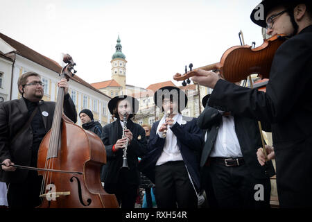 Mikulov, Tschechische Republik. 9 Mär, 2019. Die jüdische Musiker in einer traditionellen Karneval Kostüm Spaziergang von Haus während der traditionelle Folklore Karnevalsumzug in Mikulov in der Region Südmähren in der Nähe von Österreich. Masopust und besonders die letzten Tage dieser Zeit war ein offizieller Feiertag des Wohllebens für Leute, die in der Vergangenheit. Das Wort wird aus fasank mangling das deutsche Wort Fashing, die die gleiche Bedeutung hat. Credit: Slavek Ruta/ZUMA Draht/Alamy leben Nachrichten Stockfoto