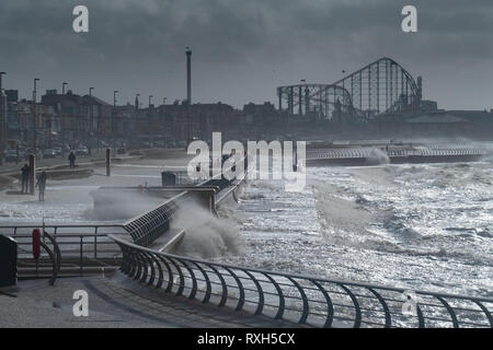 Blackpool UK, 10. März 2019. Wetter news. Stürme und Hugh wellen Teig der Küstenlinie in Blackpool heute. Die Temperatur kalt mit einer schweren Wind chill für diejenigen, die zu Fuß zu diesem Nachmittag. © Gary Telford/Alamy leben Nachrichten Stockfoto