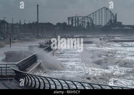 Blackpool UK, 10. März 2019. Wetter news. Stürme und Hugh wellen Teig der Küstenlinie in Blackpool heute. Die Temperatur kalt mit einer schweren Wind chill für diejenigen, die zu Fuß zu diesem Nachmittag. © Gary Telford/Alamy leben Nachrichten Stockfoto