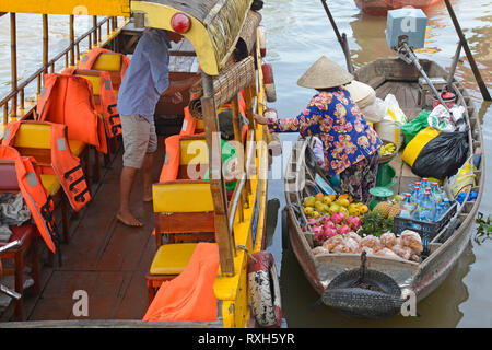 Phong Dien, Vietnam - am 31. Dezember 2017. Ein markt anbieter Chats mit der Treiber von einem Touristenboot am Phong Dien schwimmenden Markt in der Nähe von Can Tho in Th Stockfoto