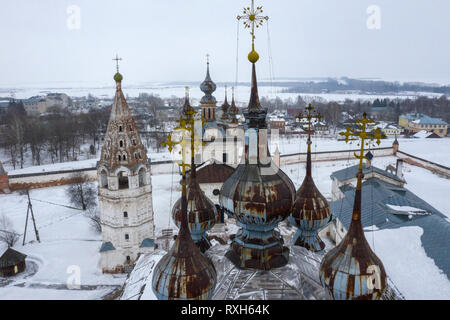 Luftaufnahme der Kathedrale des Erzengels Michael und der Glockenturm im Kloster von Erzengel Michael in Yuryev-Polsky. Vladimir oblast, Russland Stockfoto