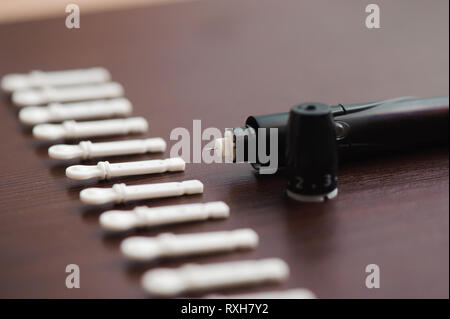 Set für Diabetiker: spritzenkugelschreiber mit Insulin und Lanzetten Stockfoto