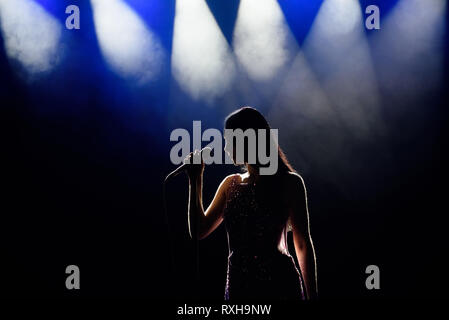 Schatten der Sänger im Licht auf der Bühne Stockfoto