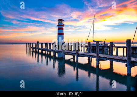 Österreich, Podersdorf, 09.12.2018: Leuchtturm am Neusiedler See bei Sonnenuntergang Stockfoto