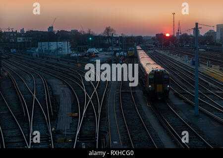 Ein Zug in London, wie die Sonne am Ende des Arbeitstages Stockfoto