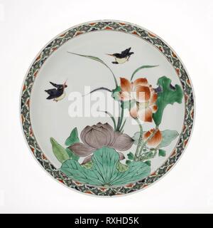 Platte mit Lotusblüten und Eisvogel. China. Datum: 1662-1722. Abmessungen: H 2,7 cm (1 1/16 in.); Durchm. 25,6 cm (10 1/16 in.). Porzellan mit gebrannte Glasur noch mal überglasieren Famille Verte Emaille bemalt. Herkunft: China. Museum: Das Chicago Art Institute. Stockfoto