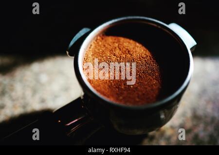 Frisch gemahlenen Kaffee in den Filter fertig extrahiert werden Stockfoto