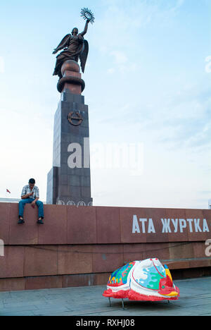 Die ehemalige Freiheitsstatue oder Erkindik in Bischkek Ala-Too Square, der eine von Lenin ersetzt. Geglaubt, verflucht zu sein, wurde es in 2011 zog eine Stockfoto