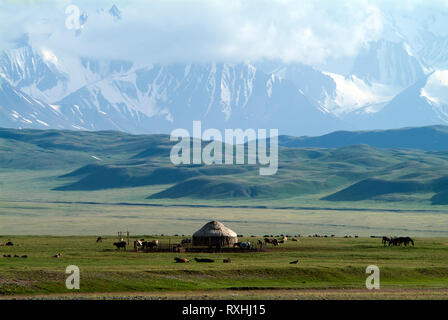 Blick über die Alay Tal im Süden Kirgisistans in Richtung der Pamir, Tadschikistan, auf der der Weg zur chinesischen Grenze bei Irkeshtam. Sitti Stockfoto