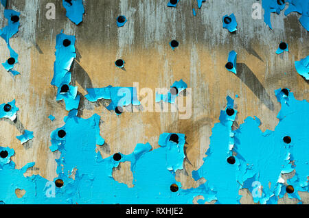 Perforiertes Stahlblech mit Peeling blaue Farbe. Zusammenfassung Hintergrund des gealterten Material Stockfoto
