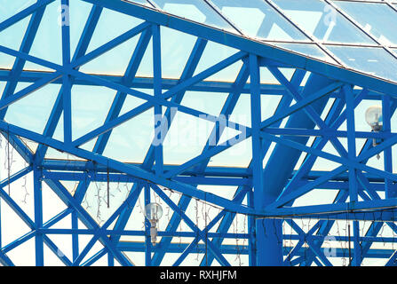 Blue Steel Construction Glasdach. Architektonische Gebäude große Eingang Visor Stockfoto