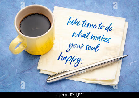 Nehmen Sie sich die Zeit, das zu tun, was die Seele glücklich macht - inspirational Handschrift auf eine Serviette mit einer Tasse Espresso Stockfoto