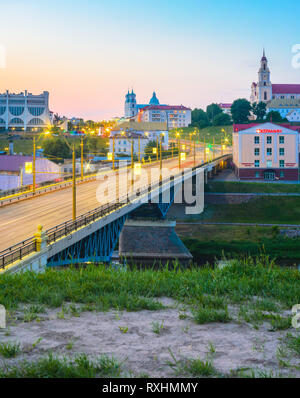 Grodno, Weißrussland - 26. Mai 2018: Panoramablick auf die Innenstadt während des Sonnenuntergangs. Brücke über den Fluss Neman, Blick auf die Drama Theater Stockfoto