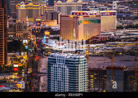 LAS VEGAS, Nevada - Mai 15, 2018: Blick über die Stadt Las Vegas Nevada bei Nacht mit Beleuchtung und viele Hotels und Casinos in Aussicht Stockfoto