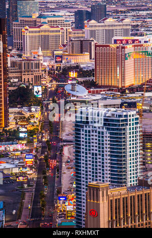 LAS VEGAS, Nevada - Mai 15, 2018: Blick über die Stadt Las Vegas Nevada bei Nacht mit Beleuchtung und viele Hotels und Casinos in Aussicht Stockfoto