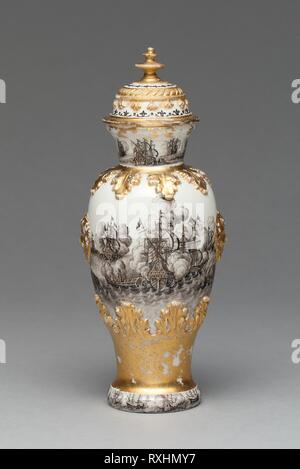 Vase und Abdeckung (einer der beiden). Meissener Porzellan Manufaktur; Deutsch, gegründet 1710; gestaltet von Ignaz Preissler (Deutsch, 1676-1741). Datum: 1715-1720. Abmessungen: H 21,7 cm (8 9/16 in.); Durchm. 8,9 cm (3 1/2 in.). Hartporzellan, schwarz lackiert (schwarzlot), Vergoldung. Herkunft: Meissen. Museum: Das Chicago Art Institute. Stockfoto