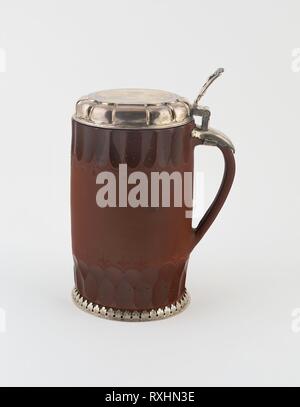 Tankard. Meissener Porzellan Fabrik; Deutschland, gegründet 1710. Datum: 1705-1715. Abmessungen: H 22 cm (8 5/8 in.). Böttgersteinzeug, silber Mounts. Herkunft: Meissen. Museum: Das Chicago Art Institute. Thema: Meißen Porzellanmanufaktur. Stockfoto