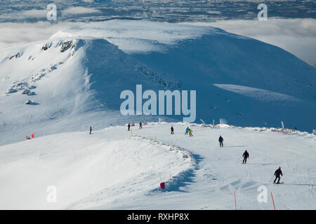 Frankreich, Puy-de-Dome (63), Besse-et-Saint-Anastaise, ski Station von Besse-et-Saint-Anastaise, Puy de la Perdrix Skipiste, zurück Puy de Paillaret Stockfoto