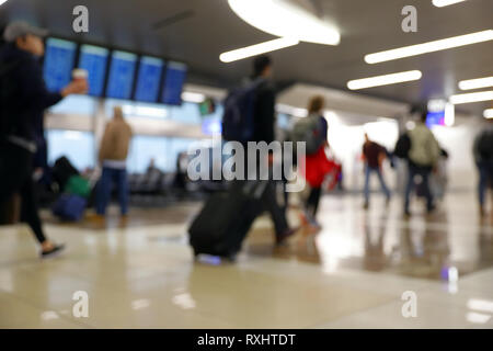 Unscharf verschwommen Bokeh der Reisende im Flughafen Terminal reisen für Arbeit und Urlaub - Koffer, Reisegepäck, Rucksäcke, digitale Flugplan board Stockfoto